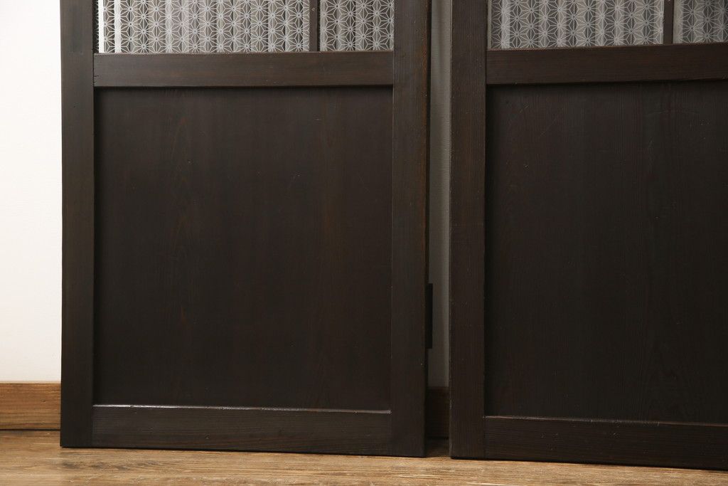 格子帯戸3枚をリペア&カスタム!ご希望に合わせてリサイズし、収納用の開き戸として加工。既存引手は埋め木処理し、ガラスは当店オリジナルの麻の葉紋様ガラスへ交換。剥離処理は行わず色味は当店商品を参考に着色。(板戸、建具、引き戸)