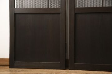 格子帯戸3枚をリペア&カスタム!ご希望に合わせてリサイズし、収納用の開き戸として加工。既存引手は埋め木処理し、ガラスは当店オリジナルの麻の葉紋様ガラスへ交換。剥離処理は行わず色味は当店商品を参考に着色。(板戸、建具、引き戸)