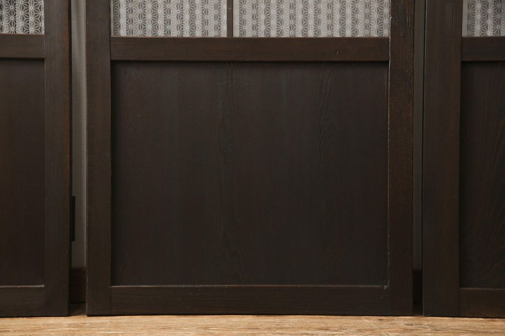 格子帯戸3枚をリペア&カスタム!ご希望に合わせてリサイズし、収納用の開き戸として加工。既存引手は埋め木処理し、ガラスは当店オリジナルの麻の葉紋様ガラスへ交換。剥離処理は行わず色味は当店商品を参考に着色。(板戸、建具、引き戸)