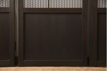 格子帯戸3枚をリペア&カスタム!ご希望に合わせてリサイズし、収納用の開き戸として加工。既存引手は埋め木処理し、ガラスは当店オリジナルの麻の葉紋様ガラスへ交換。剥離処理は行わず色味は当店商品を参考に着色。(板戸、建具、引き戸)