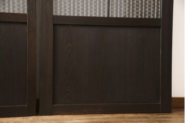 格子帯戸3枚をリペア&カスタム!ご希望に合わせてリサイズし、収納用の開き戸として加工。既存引手は埋め木処理し、ガラスは当店オリジナルの麻の葉紋様ガラスへ交換。剥離処理は行わず色味は当店商品を参考に着色。(板戸、建具、引き戸)