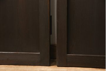 格子帯戸3枚をリペア&カスタム!ご希望に合わせてリサイズし、収納用の開き戸として加工。既存引手は埋め木処理し、ガラスは当店オリジナルの麻の葉紋様ガラスへ交換。剥離処理は行わず色味は当店商品を参考に着色。(板戸、建具、引き戸)