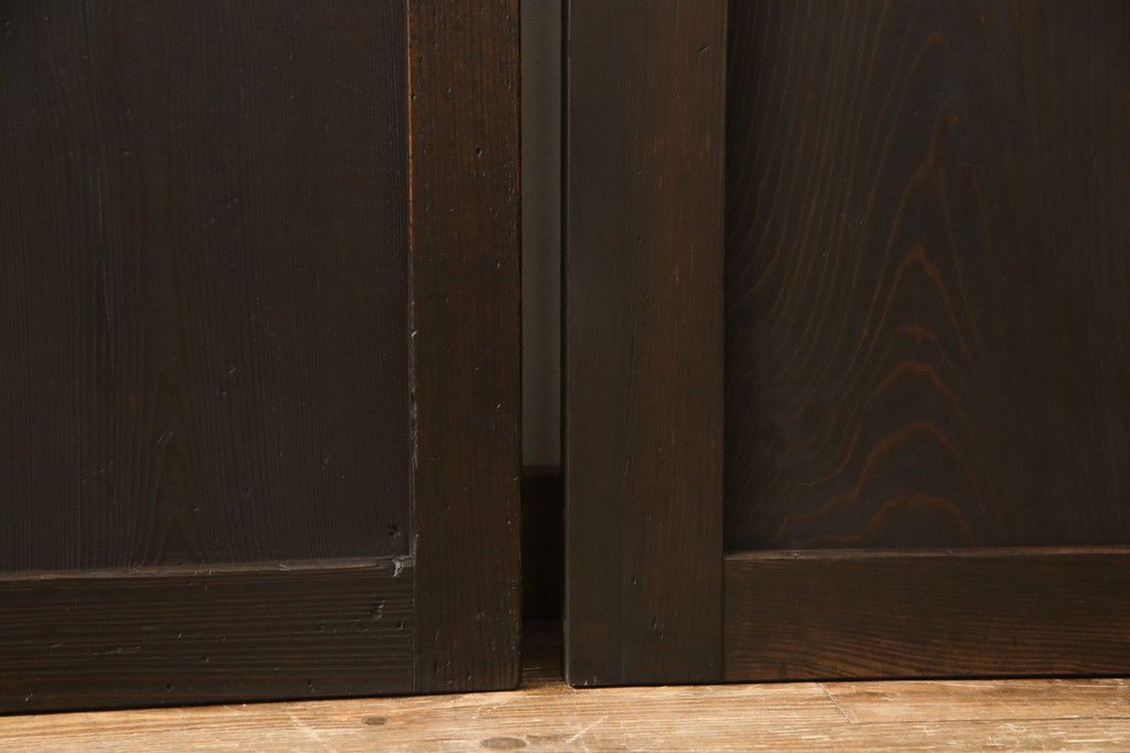 格子帯戸3枚をリペア&カスタム!ご希望に合わせてリサイズし、収納用の開き戸として加工。既存引手は埋め木処理し、ガラスは当店オリジナルの麻の葉紋様ガラスへ交換。剥離処理は行わず色味は当店商品を参考に着色。(板戸、建具、引き戸)