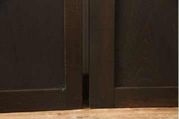 格子帯戸3枚をリペア&カスタム!ご希望に合わせてリサイズし、収納用の開き戸として加工。既存引手は埋め木処理し、ガラスは当店オリジナルの麻の葉紋様ガラスへ交換。剥離処理は行わず色味は当店商品を参考に着色。(板戸、建具、引き戸)