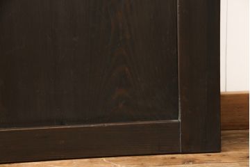 格子帯戸3枚をリペア&カスタム!ご希望に合わせてリサイズし、収納用の開き戸として加工。既存引手は埋め木処理し、ガラスは当店オリジナルの麻の葉紋様ガラスへ交換。剥離処理は行わず色味は当店商品を参考に着色。(板戸、建具、引き戸)