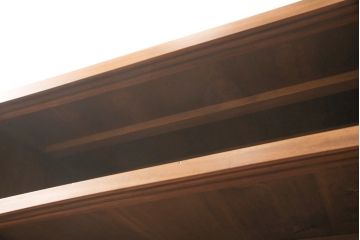戸棚をリペア&カスタム!戸棚内部に補強材を張り付け天板補強。内部は本体のお色味に合わせて着色、本体は現状をベースにして1トーン程落ち着いた色味に着色。(関東水屋箪笥、キャビネット、収納棚)