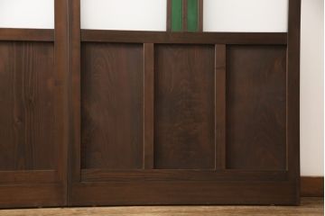 ガラス戸2枚をリペア&カスタム!ご希望に合わせてリサイズし、ガラスは中央部分は緑の色ガラスへ、左右はスリガラスへ差し替え。葵戸引手、戸車を新たに取付け。本体は現状の色味を活かしてブラウンに着色。(引き戸、建具)