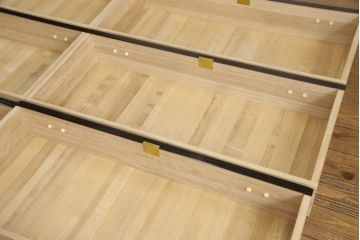 総桐箪笥をリペア&カスタム!本体は当店商品を参考にカシュー塗装の黒色に着色。引き出し内部は現状のままのお色味で仕上げ。(並厚、四方丸、桐たんす、引き出し、チェスト、衣装箪笥、整理タンス、小抽タンス、小箪笥、桐たんす、和箪笥)