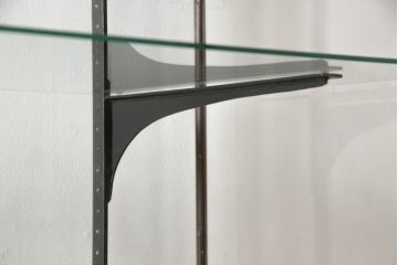 ガラスケースをリペア&カスタム!ガラス棚板を1枚追加製作。各棚板の奥行、棚の高さが均等になるように調節。本体は現状の色味を活かし仕上げ。(ショーケース、店舗什器、飾り棚、陳列棚)