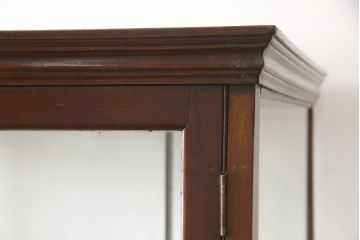ガラスケースをリペア&カスタム!ガラス棚板を1枚追加製作。各棚板の奥行、棚の高さが均等になるように調節。本体は現状の色味を活かし仕上げ。(ショーケース、店舗什器、飾り棚、陳列棚)