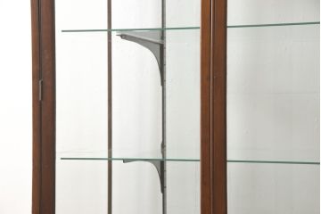 ガラスケースをリペア&カスタム!ガラス棚板を1枚追加製作。各棚板の奥行、棚の高さが均等になるように調節。本体は現状の色味を活かし仕上げ。(ショーケース、店舗什器、飾り棚、陳列棚)