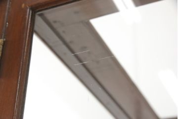 ガラスケースをリペア&カスタム!ガラス棚板を1枚追加製作。各棚板の奥行、棚の高さが均等になるように調節。本体は現状の色味を活かし仕上げ。(ショーケース、店舗什器、飾り棚、陳列棚)