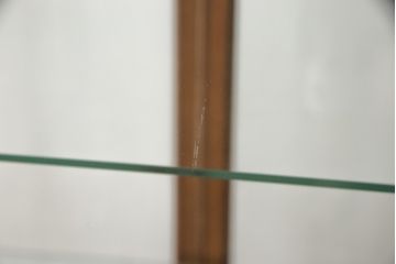 ガラスケースをリペア&カスタム!ガラス棚板を1枚追加製作。各棚板の奥行、棚の高さが均等になるように調節。本体は現状の色味を活かし仕上げ。(ショーケース、店舗什器、飾り棚、陳列棚)