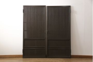 格子戸をリペア&カスタム!引き戸を開き戸として加工。金具を取り付け、お色味は当店商品を参考に着色。(建具、引き戸)