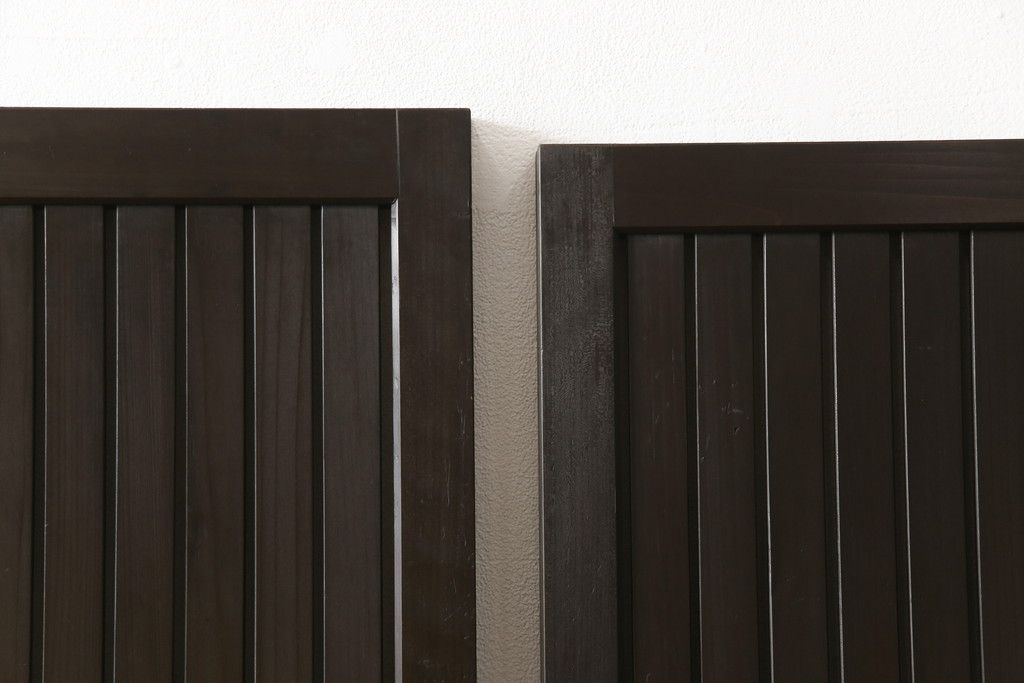 格子戸をリペア&カスタム!引き戸を開き戸として加工。金具を取り付け、お色味は当店商品を参考に着色。(建具、引き戸)