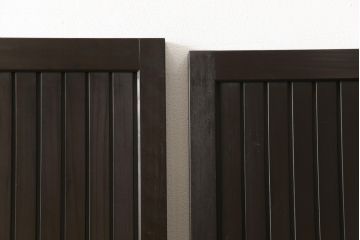 格子戸をリペア&カスタム!引き戸を開き戸として加工。金具を取り付け、お色味は当店商品を参考に着色。(建具、引き戸)