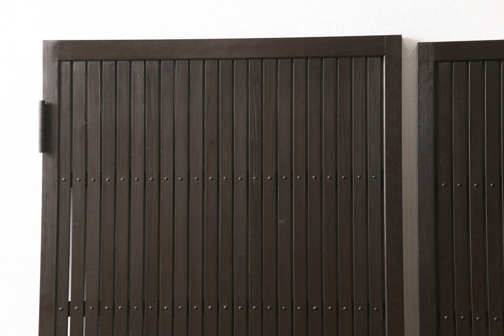 格子戸をリペア&カスタム!引き戸を開き戸として加工。金具を取り付け、お色味は当店商品を参考に着色。(建具、引き戸)