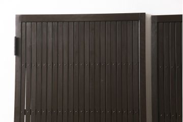 格子戸をリペア&カスタム!引き戸を開き戸として加工。金具を取り付け、お色味は当店商品を参考に着色。(建具、引き戸)