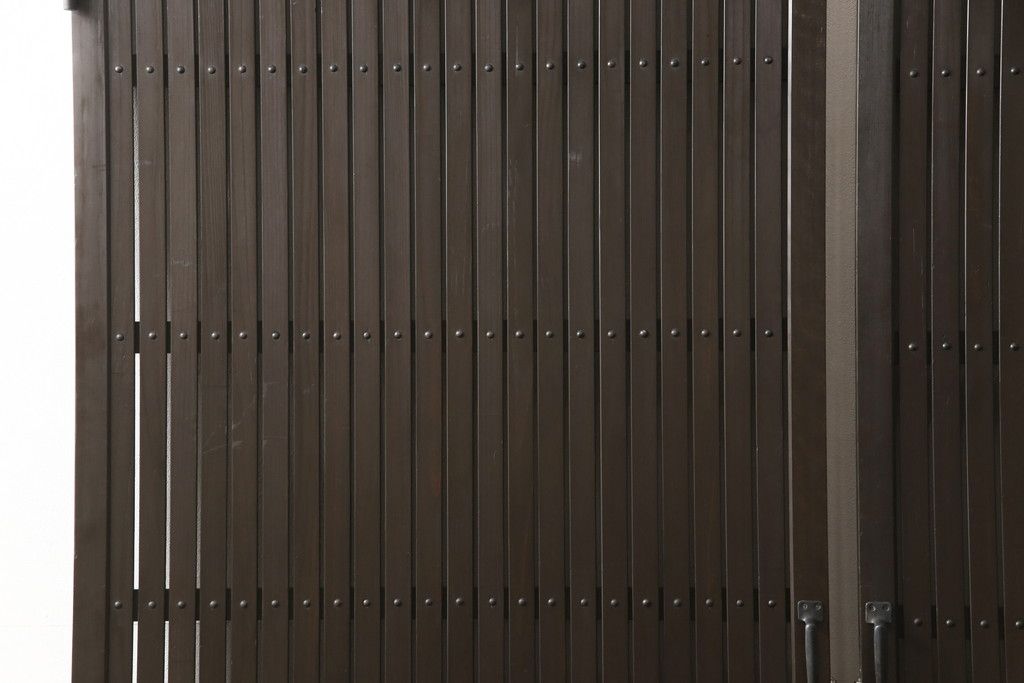 格子戸をリペア&カスタム!引き戸を開き戸として加工。金具を取り付け、お色味は当店商品を参考に着色。(建具、引き戸)