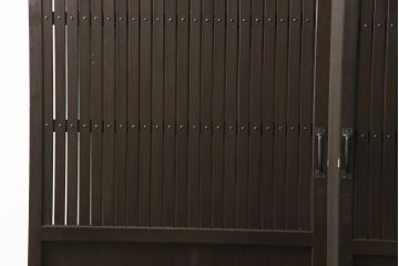 格子戸をリペア&カスタム!引き戸を開き戸として加工。金具を取り付け、お色味は当店商品を参考に着色。(建具、引き戸)