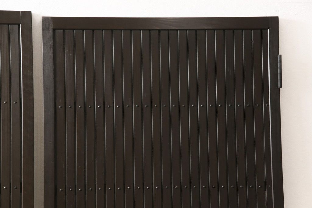 格子戸をリペア&カスタム!引き戸を開き戸として加工。金具を取り付け、お色味は当店商品を参考に着色。(建具、引き戸)