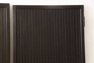 格子戸をリペア&カスタム!引き戸を開き戸として加工。金具を取り付け、お色味は当店商品を参考に着色。(建具、引き戸)