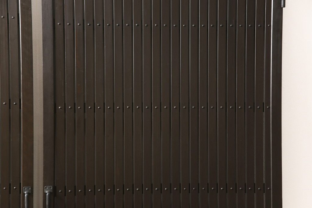 格子戸をリペア&カスタム!引き戸を開き戸として加工。金具を取り付け、お色味は当店商品を参考に着色。(建具、引き戸)