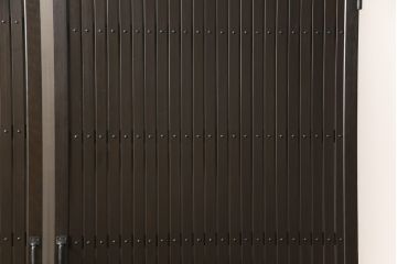 格子戸をリペア&カスタム!引き戸を開き戸として加工。金具を取り付け、お色味は当店商品を参考に着色。(建具、引き戸)