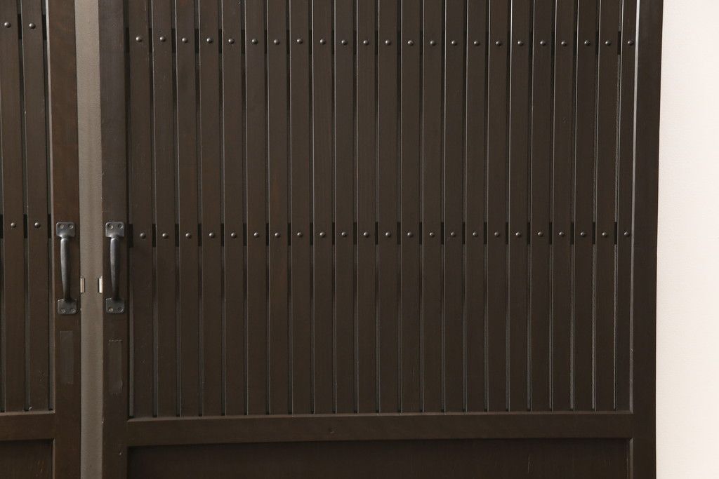 格子戸をリペア&カスタム!引き戸を開き戸として加工。金具を取り付け、お色味は当店商品を参考に着色。(建具、引き戸)