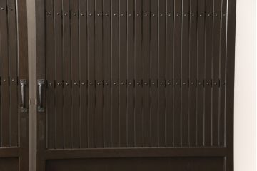 格子戸をリペア&カスタム!引き戸を開き戸として加工。金具を取り付け、お色味は当店商品を参考に着色。(建具、引き戸)