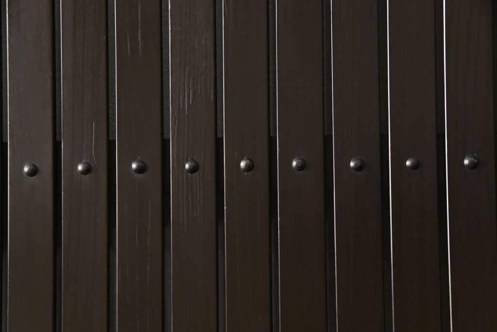 格子戸をリペア&カスタム!引き戸を開き戸として加工。金具を取り付け、お色味は当店商品を参考に着色。(建具、引き戸)