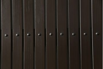 格子戸をリペア&カスタム!引き戸を開き戸として加工。金具を取り付け、お色味は当店商品を参考に着色。(建具、引き戸)