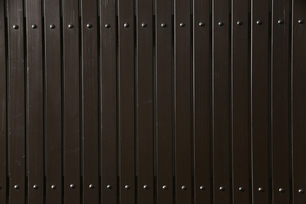 格子戸をリペア&カスタム!引き戸を開き戸として加工。金具を取り付け、お色味は当店商品を参考に着色。(建具、引き戸)