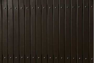 格子戸をリペア&カスタム!引き戸を開き戸として加工。金具を取り付け、お色味は当店商品を参考に着色。(建具、引き戸)