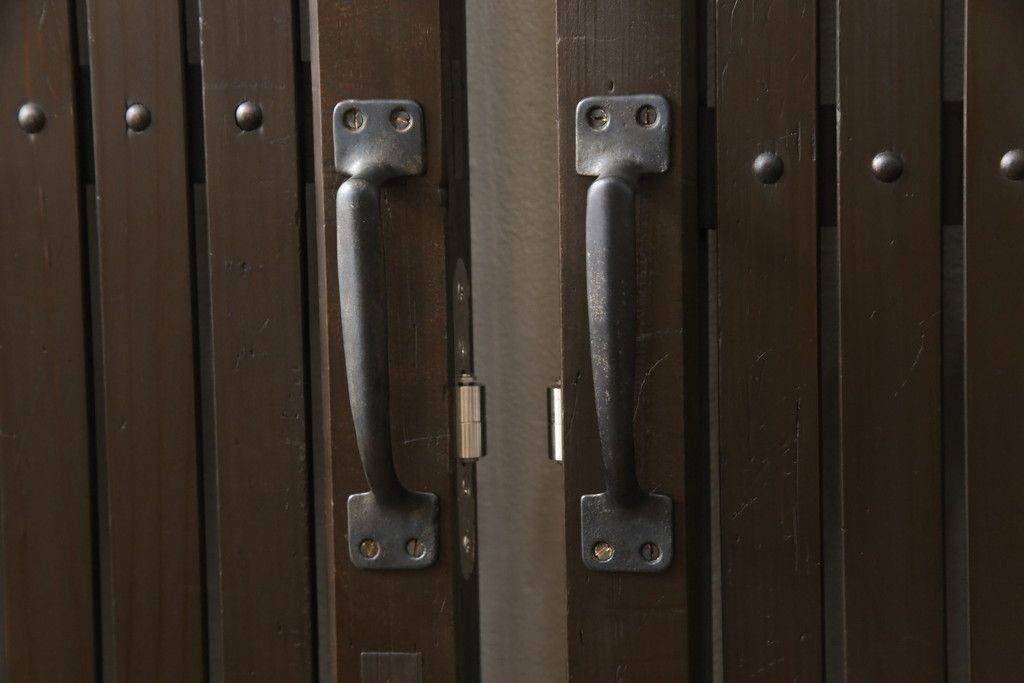 格子戸をリペア&カスタム!引き戸を開き戸として加工。金具を取り付け、お色味は当店商品を参考に着色。(建具、引き戸)