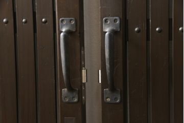 格子戸をリペア&カスタム!引き戸を開き戸として加工。金具を取り付け、お色味は当店商品を参考に着色。(建具、引き戸)