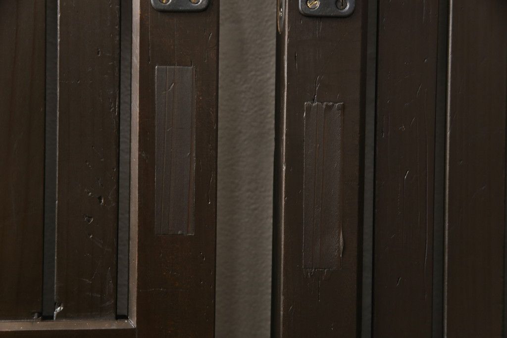 格子戸をリペア&カスタム!引き戸を開き戸として加工。金具を取り付け、お色味は当店商品を参考に着色。(建具、引き戸)