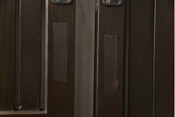 格子戸をリペア&カスタム!引き戸を開き戸として加工。金具を取り付け、お色味は当店商品を参考に着色。(建具、引き戸)