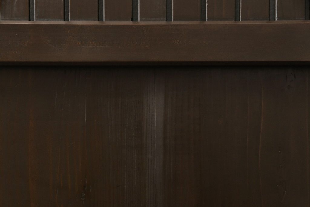 格子戸をリペア&カスタム!引き戸を開き戸として加工。金具を取り付け、お色味は当店商品を参考に着色。(建具、引き戸)