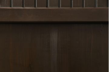 格子戸をリペア&カスタム!引き戸を開き戸として加工。金具を取り付け、お色味は当店商品を参考に着色。(建具、引き戸)