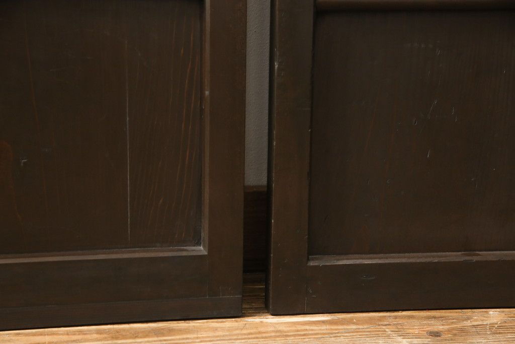 格子戸をリペア&カスタム!引き戸を開き戸として加工。金具を取り付け、お色味は当店商品を参考に着色。(建具、引き戸)