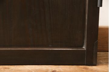 格子戸をリペア&カスタム!引き戸を開き戸として加工。金具を取り付け、お色味は当店商品を参考に着色。(建具、引き戸)