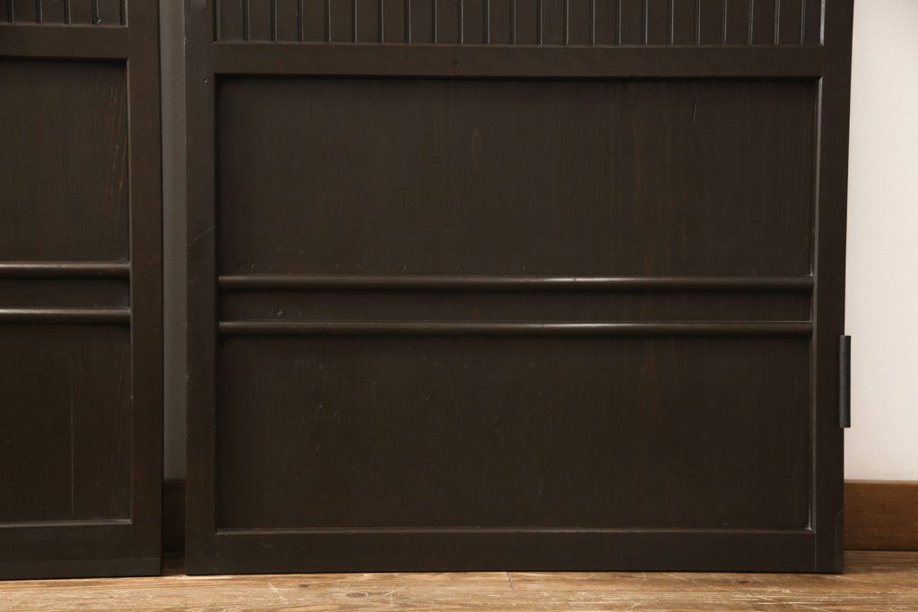 格子戸をリペア&カスタム!引き戸を開き戸として加工。金具を取り付け、お色味は当店商品を参考に着色。(建具、引き戸)