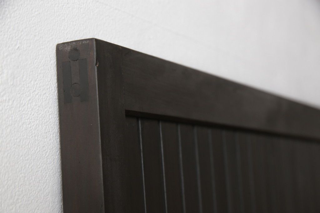 格子戸をリペア&カスタム!引き戸を開き戸として加工。金具を取り付け、お色味は当店商品を参考に着色。(建具、引き戸)