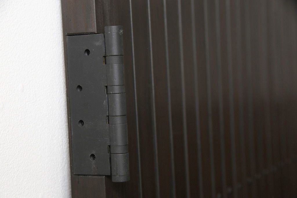 格子戸をリペア&カスタム!引き戸を開き戸として加工。金具を取り付け、お色味は当店商品を参考に着色。(建具、引き戸)