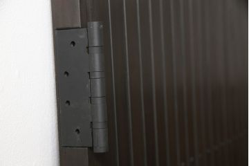 格子戸をリペア&カスタム!引き戸を開き戸として加工。金具を取り付け、お色味は当店商品を参考に着色。(建具、引き戸)