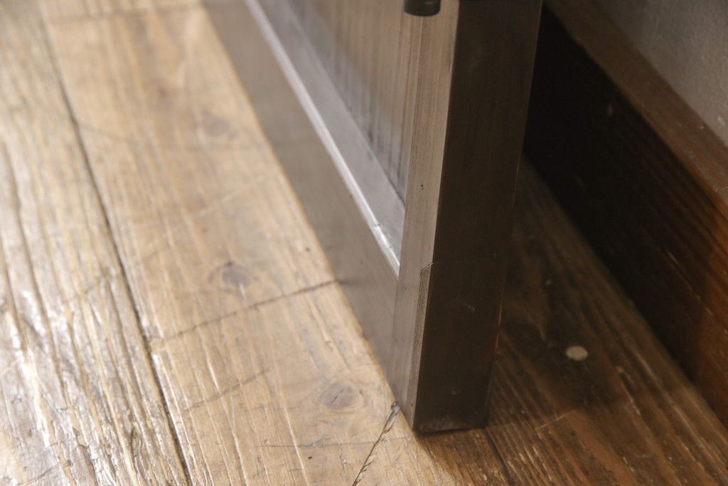 格子戸をリペア&カスタム!引き戸を開き戸として加工。金具を取り付け、お色味は当店商品を参考に着色。(建具、引き戸)