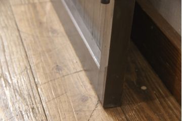 格子戸をリペア&カスタム!引き戸を開き戸として加工。金具を取り付け、お色味は当店商品を参考に着色。(建具、引き戸)