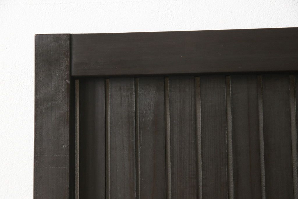 格子戸をリペア&カスタム!引き戸を開き戸として加工。金具を取り付け、お色味は当店商品を参考に着色。(建具、引き戸)