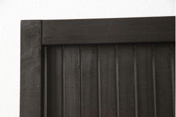 格子戸をリペア&カスタム!引き戸を開き戸として加工。金具を取り付け、お色味は当店商品を参考に着色。(建具、引き戸)